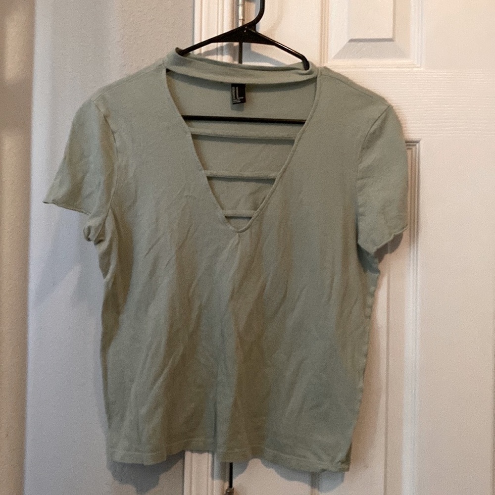 Shirt with choker and plunging neck line. In a pistachio color.